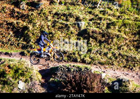 Offroad-Motorradfahrer, die einen grünen Weg im Peak District National Park England UK in der Nähe der drei Shires Head nutzen Stockfoto