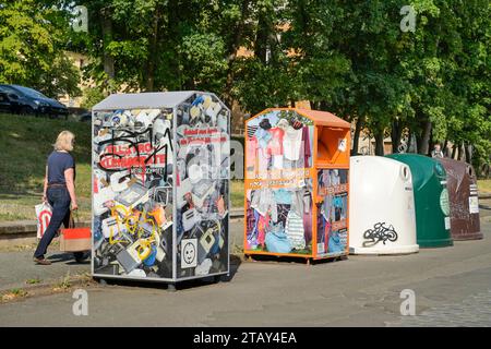 Container für Altkleidung, Elektrokleingeräte, Altglas, Jena, Thüringen, Deutschland *** Behälter für gebrauchte Kleidung, elektrische Kleingeräte, Altglas, Jena, Thüringen, Deutschland Credit: Imago/Alamy Live News Stockfoto