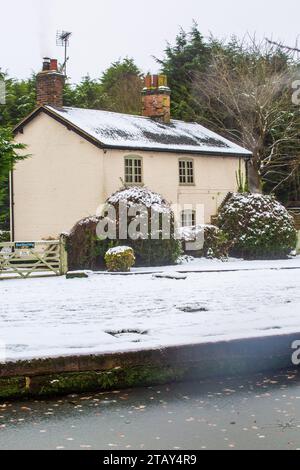 Country Cottage am Ufer des Trent and Mersey Kanals im Dorf Cheshire Wheelock nach einem Schneefall im Winter 2023 Stockfoto