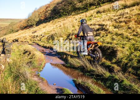 Offroad-Motorradfahrer, die einen grünen Weg im Peak District National Park England UK in der Nähe der drei Shires Head nutzen Stockfoto