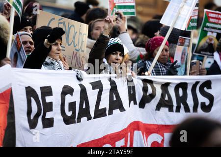 Paris, Frankreich. Dezember 2023. Die Demonstranten halten während der Friedensdemonstration in Gaza ein Banner mit der Aufschrift "Widerstand aus Gaza nach Paris". In Paris kamen mehrere linke Organisationen und die Partei La France Insoumise zusammen, um einen sofortigen Waffenstillstand des israelischen Staates zu fordern und beschuldigten den französischen Präsidenten Emmanuel Macron, an den Massakern in Gaza beteiligt zu sein. Die Demonstration begann am Place de Republique und endete am Place Bastille. Quelle: SOPA Images Limited/Alamy Live News Stockfoto