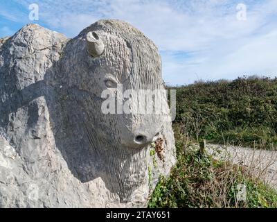 Bisonskulptur von Maurice Dorren in Portland Stone im Tout Quarry Sculpture Park, Isle of Portland, Dorset, UK, Oktober 2023. Stockfoto