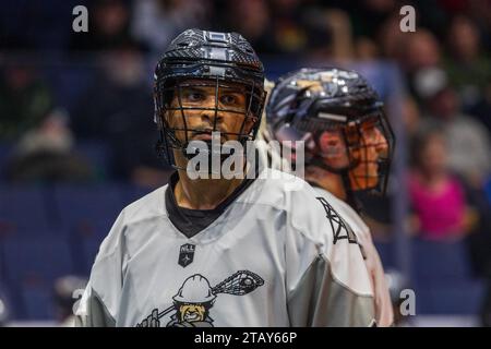 2. Dezember 2023: Calgary Roughnecks Verteidiger Jeff Cornwall (3) trifft im ersten Quartal gegen die Rochester Knighthawks. Die Rochester Knighthawks waren Gastgeber der Calgary Roughnecks in einem Spiel der National Lacrosse League in der Blue Cross Arena in Rochester, New York. (Jonathan Tenca/CSM) Stockfoto
