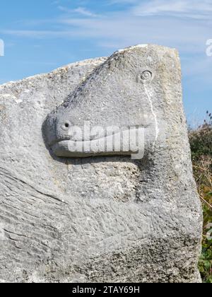 Dinosaurierskulptur in Portland Stone im Tout Quarry Sculpture Park, Isle of Portland, Dorset, UK, Oktober 2023. Stockfoto
