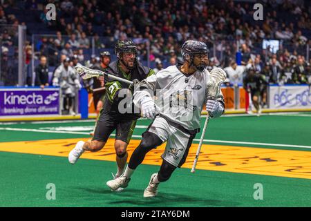 2. Dezember 2023: Calgary Roughnecks Verteidiger Jeff Cornwall (3) spielt mit dem Ball im zweiten Quartal gegen die Rochester Knighthawks. Die Rochester Knighthawks waren Gastgeber der Calgary Roughnecks in einem Spiel der National Lacrosse League in der Blue Cross Arena in Rochester, New York. (Jonathan Tenca/CSM) Stockfoto