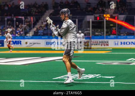 2. Dezember 2023: Calgary Roughnecks Verteidiger Reece Callies (2) spielt mit dem Ball im zweiten Quartal gegen die Rochester Knighthawks. Die Rochester Knighthawks waren Gastgeber der Calgary Roughnecks in einem Spiel der National Lacrosse League in der Blue Cross Arena in Rochester, New York. (Jonathan Tenca/CSM) Stockfoto