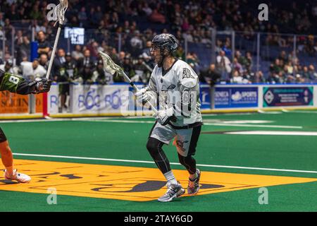 2. Dezember 2023: Calgary Roughnecks Tyler Pace (68) führt den Ball im vierten Quartal gegen die Rochester Knighthawks. Die Rochester Knighthawks waren Gastgeber der Calgary Roughnecks in einem Spiel der National Lacrosse League in der Blue Cross Arena in Rochester, New York. (Jonathan Tenca/CSM) Stockfoto