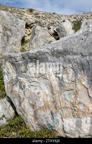 Hirschhirsch in Portland Stone im Tout Quarry Sculpture Park, Isle of Portland, Dorset, UK, Oktober 2023. Stockfoto