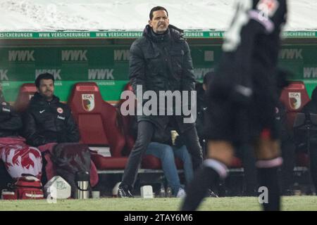 Augsburg, Deutschland. Dezember 2023. Dino Toppmoeller (Eintracht Frankfurt, Chef-Trainer) GER, FC Augsburg vs. Eintracht Frankfurt, 1. Bundesliga Fussball, 13. Spieltag, Saison 2023/2024, 03.12.2023 DFB/DFL-VORSCHRIFTEN VERBIETEN JEDE VERWENDUNG VON FOTOGRAFIEN ALS BILDSEQUENZEN UND/ODER QUASI-VIDEO Foto: Eibner-Pressefoto/Roger Buerke Credit: dpa/Alamy Live News Stockfoto