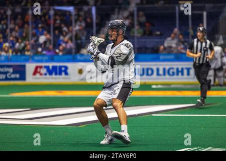 2. Dezember 2023: Calgary Roughnecks Verteidiger Reece Callies (2) spielt mit dem Ball im zweiten Quartal gegen die Rochester Knighthawks. Die Rochester Knighthawks waren Gastgeber der Calgary Roughnecks in einem Spiel der National Lacrosse League in der Blue Cross Arena in Rochester, New York. (Jonathan Tenca/CSM) Stockfoto