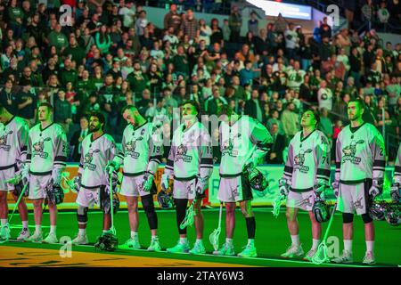 2. Dezember 2023: Calgary Roughnecks Spieler stehen während der Nationalhymne vor einem Spiel gegen die Rochester Knighthawks. Die Rochester Knighthawks waren Gastgeber der Calgary Roughnecks in einem Spiel der National Lacrosse League in der Blue Cross Arena in Rochester, New York. (Jonathan Tenca/CSM) Stockfoto