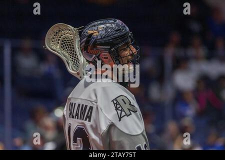 2. Dezember 2023: Calgary Roughnecks Verteidiger Eli Salama (13) trifft im ersten Quartal gegen die Rochester Knighthawks. Die Rochester Knighthawks waren Gastgeber der Calgary Roughnecks in einem Spiel der National Lacrosse League in der Blue Cross Arena in Rochester, New York. (Jonathan Tenca/CSM) Stockfoto