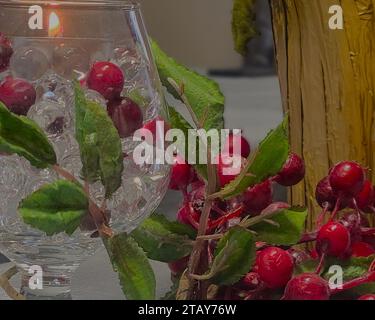 Weihnachtsdekorationen mit Weihnachtsdekorationen, Kerzen, Preiselbeeren, Perlen und Glasbechern schmücken den Tisch als Vorbereitung für eine Weihnachtsfeier oder ein Weihnachtsessen. Stockfoto