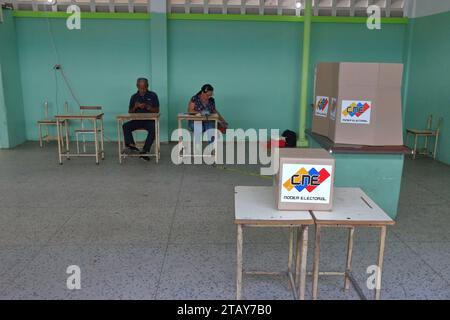 Maracaibo-Venezuela- 03-12-2023- geringe Teilnahme an Wahlzentren. Nur wenige Venezolaner folgten dem Aufruf der sozialistischen Regierung nach einem Referendum. Stockfoto