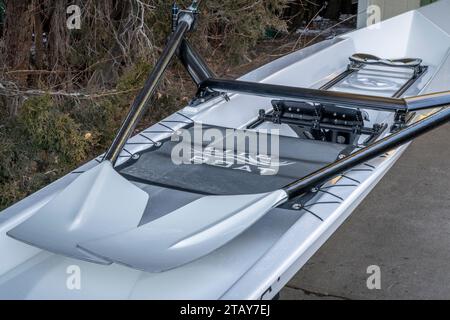 Fort Collins, CO, USA - 2. Dezember 2023: Cockpit einer Küstenruderhülle mit skullierenden Rudern, Literace 1x von Litebox, in einer Auffahrt. Stockfoto