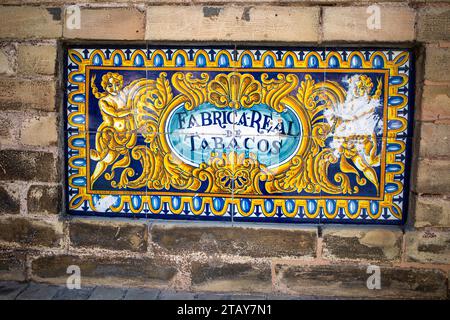 Die Royal Tobacco Factory ist ein Steinhaus aus dem 18. Jahrhundert in Sevilla, Spanien Stockfoto