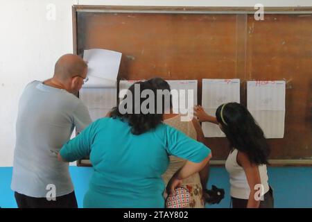 Maracaibo-Venezuela- 03-12-2023- die Wähler überprüfen die Liste des Nationalen Wahlrats, um ihre ID-Nummer zu finden und zu wissen, welche Tabelle sie haben müssen Stockfoto