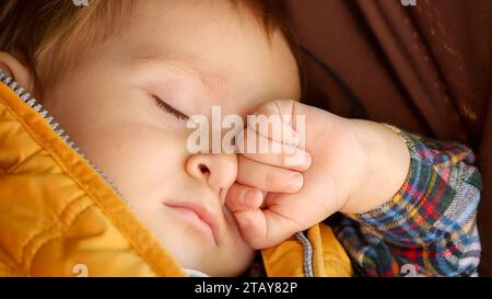 Nahaufnahme des schlafenden Babys, das im Kinderwagen im Park liegt. Kinderentwicklung, Kinder ruhen, Babypflege. Stockfoto