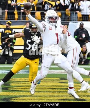 Pittsburgh, Usa. Dezember 2023. Der Arizona Cardinals Quarterback Kyler Murray (1) wirft im zweiten Quartal gegen die Pittsburgh Steelers im Acrisure Stadium am Sonntag, den 3. Dezember 2023 in Pittsburgh aus der Endzone. Foto: Archie Carpenter/UPI Credit: UPI/Alamy Live News Stockfoto