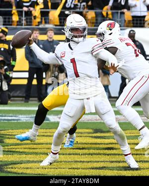 Pittsburgh, Usa. Dezember 2023. Der Arizona Cardinals Quarterback Kyler Murray (1) wirft im zweiten Quartal gegen die Pittsburgh Steelers im Acrisure Stadium am Sonntag, den 3. Dezember 2023 in Pittsburgh aus der Endzone. Foto: Archie Carpenter/UPI Credit: UPI/Alamy Live News Stockfoto