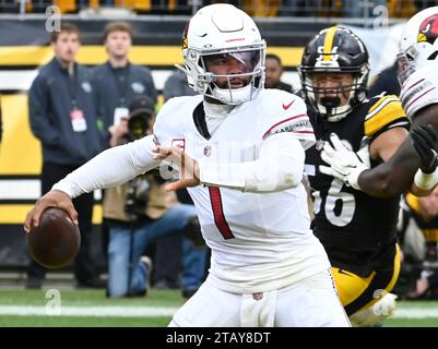 Pittsburgh, Usa. Dezember 2023. Der Arizona Cardinals Quarterback Kyler Murray (1) wirft im zweiten Quartal gegen die Pittsburgh Steelers im Acrisure Stadium am Sonntag, den 3. Dezember 2023 in Pittsburgh aus der Endzone. Foto: Archie Carpenter/UPI Credit: UPI/Alamy Live News Stockfoto