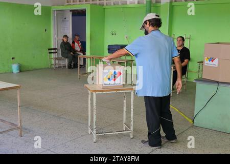 Maracaibo-Venezuela- 03-12-2023- Ein Venezolaner tritt während des Referendums in seine Stimme ein. Nur wenige Venezolaner haben dem Aufruf nach dem einberufenen Referendum gefolgt. Stockfoto