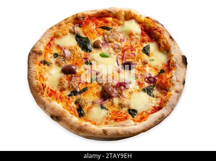 Thunfisch Pizza, frisch gebackene Pizza mit Thunfisch, Mozzarella, Zwiebeln, Basilikum und Oliven auf weißem isoliertem Hintergrund Stockfoto