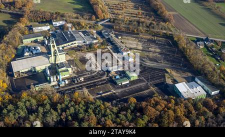 Luftbild, ehemaliges Bergwerk Prosper V Schacht 10 mit Förderturm, umgeben von herbstlichen Laubbäumen, Kirchhellen-Nord-West, Bottrop, Ruhrgebiet, Nordrhein-Westfalen, Deutschland ACHTUNGxMINDESTHONORARx60xEURO *** Luftansicht, ehemaliger Prosper V-Schacht 10 mit gewundenem Turm, umgeben von herbstlichen Laubbäumen, Kirchhellen Nordwesten, Bottrop, Ruhrgebiet, Nordrhein-Westfalen, Deutschland ATTENTIONxMINDESTHONORARx60xEURO Credit: Imago/Alamy Live News Stockfoto