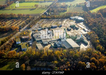 Luftbild, ehemaliges Bergwerk Prosper V Schacht 10 mit Förderturm, umgeben von herbstlichen Laubbäumen, Kirchhellen-Nord-West, Bottrop, Ruhrgebiet, Nordrhein-Westfalen, Deutschland ACHTUNGxMINDESTHONORARx60xEURO *** Luftansicht, ehemaliger Prosper V-Schacht 10 mit gewundenem Turm, umgeben von herbstlichen Laubbäumen, Kirchhellen Nordwesten, Bottrop, Ruhrgebiet, Nordrhein-Westfalen, Deutschland ATTENTIONxMINDESTHONORARx60xEURO Credit: Imago/Alamy Live News Stockfoto