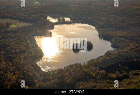 Luftbild, Naturschutzgebiet NSG Kirchheller Heide, Herbstwald mit Heidesee im Gegenlicht, umgeben von herbstlichen Laubbäumen, Kirchhellen-Süd, Bottrop, Ruhrgebiet, Nordrhein-Westfalen, Deutschland ACHTUNGxMINDESTHONORARx60xEURO *** Luftsicht, Naturschutzgebiet NSG Kirchheller Heide, Herbstwald mit Heidesee im Hintergrund, umgeben von herbstlichen Laubbäumen, Kirchhellen Süd, Bottrop, Ruhrgebiet, Nordrhein-Westfalen, Deutschland ACHTUNGxMINDESTHONORARx60xEURO Credit: Imago/Alamy Live News Stockfoto