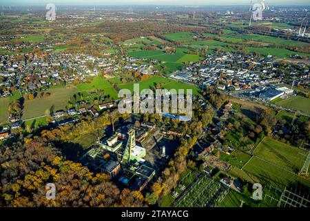 Luftbild, ehemaliges Bergwerk Prosper IV Schacht 9 mit Förderturm, mit Fernsicht über Wohngebiet mit Wiesen und Felder, umgeben von herbstlichen Laubbäumen, Kirchhellen-Süd, Bottrop, Ruhrgebiet, Nordrhein-Westfalen, Deutschland ACHTUNGxMINDESTHONORARx60xEURO *** Luftansicht, ehemaliger Grubenschacht Prosper IV 9 mit Wendeturm, mit Fernsicht über Wohngebiet mit Wiesen und Feldern, umgeben von herbstlichen Laubbäumen, Kirchhellen Süd, Bottrop, Ruhrgebiet, Nordrhein-Westfalen, Deutschland ATTENTIONxMINDESTHONORARx60xEURO Credit: Imago/Alamy Live News Stockfoto