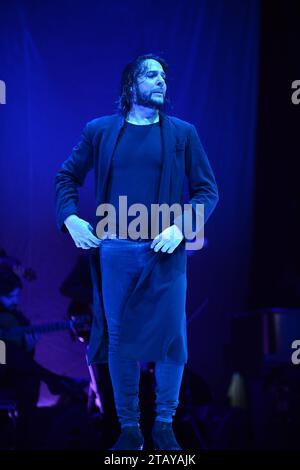 Hallandale, Florida, USA. Dezember 2023. Der Flamenco-Tänzer Joaquin Cortes tritt live auf der Bühne während seiner „Esencia“-Tour im James L. Knight Center am 2. Dezember 2023 in Miami, Florida, auf. Quelle: Mpi10/Media Punch/Alamy Live News Stockfoto