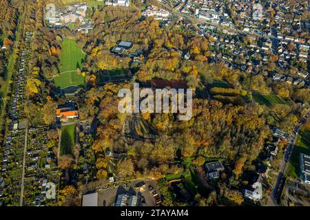 Luftbild, Herbstwald Stadtgarten und Josef Albers Museum Quadrat, langgezogener Kleingartenverein am Beckramsberg e.V., Restaurant Overbeckshof, umgeben von herbstlichen Laubbäumen, Süd-West, Bottrop, Ruhrgebiet, Nordrhein-Westfalen, Deutschland ACHTUNGxMINDESTHONORARx60xEURO *** Luftblick, Herbstwald Stadtgarten und Josef Albers Museumsplatz, langer Kleingartenverband am Beckramsberg e V, Restaurant Overbeckshof, umgeben von herbstlichen Laubbäumen, Südwesten, Bottrop, Ruhrgebiet, Nordrhein-Westfalen, Deutschland ACHTUNGxMINDESTHONORARx60xEURO Credit: Imago/Alamy Live News Stockfoto