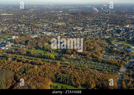 Luftbild, Stadtgarten und Josef Albers Museum Quadrat, langgezogener Kleingartenverein am Beckramsberg e.V., Ortsansicht, umgeben von herbstlichen Laubbäumen, Süd-West, Bottrop, Ruhrgebiet, Nordrhein-Westfalen, Deutschland ACHTUNGxMINDESTHONORARx60xEURO *** Luftsicht, Stadtgarten und Josef Albers Museumsplatz, langgezogener Kleingartenverein am Beckramsberg e V, Ortsblick, umgeben von herbstlichen Laubbäumen, Südwesten, Bottrop, Ruhrgebiet, Nordrhein-Westfalen, Deutschland ACHTUNGxMINDESTHONORARx60xEURO Credit: Imago/Alamy Live News Stockfoto