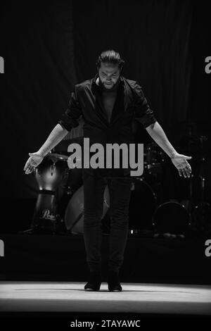 Hallandale, Florida, USA. Dezember 2023. Der Flamenco-Tänzer Joaquin Cortes tritt live auf der Bühne während seiner „Esencia“-Tour im James L. Knight Center am 2. Dezember 2023 in Miami, Florida, auf. Quelle: Mpi10/Media Punch/Alamy Live News Stockfoto