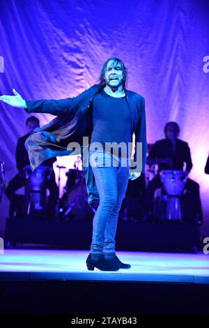 Hallandale, Florida, USA. Dezember 2023. Der Flamenco-Tänzer Joaquin Cortes tritt live auf der Bühne während seiner „Esencia“-Tour im James L. Knight Center am 2. Dezember 2023 in Miami, Florida, auf. Quelle: Mpi10/Media Punch/Alamy Live News Stockfoto