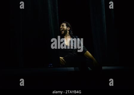 Hallandale, Florida, USA. Dezember 2023. Der Flamenco-Tänzer Joaquin Cortes tritt live auf der Bühne während seiner „Esencia“-Tour im James L. Knight Center am 2. Dezember 2023 in Miami, Florida, auf. Quelle: Mpi10/Media Punch/Alamy Live News Stockfoto