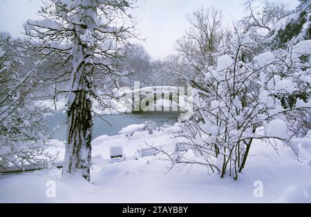 Gapstow Bridge im Central Park New York nach Winterschneesturm. Berühmtes Wahrzeichen in Midtown Manhattan. Central Park Conservancy. USA Stockfoto