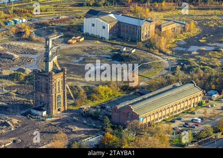 Luftbild, Abriss Zechengebäude Prosper II-Gelände an der Knappenstraße neben dem Malakowturm, umgeben von herbstlichen Laubbäumen, Batenbrock-Süd, Bottrop, Ruhrgebiet, Nordrhein-Westfalen, Deutschland ACHTUNGxMINDESTHONORARx60xEURO *** Luftaufnahme, Abriss des Zeche Prosper II in der Knappenstraße neben dem Malakow-Turm, umgeben von herbstlichen Laubbäumen, Batenbrock Süd, Bottrop, Ruhrgebiet, Nordrhein-Westfalen, Deutschland ACHTUNGxMINDESTHONORARx60xEURO Credit: Imago/Alamy Live News Stockfoto