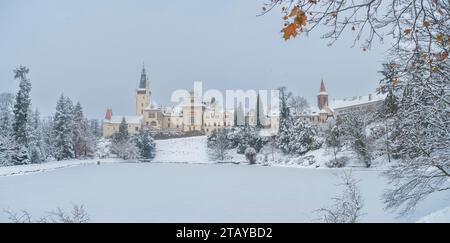 Die winterliche schneebedeckte Landschaft des Schlosses Pruhonice und des Teichs Podzamecky im Pruhonice Park am Stadtrand von Prag, Tschechische Republik, 3. Dezember 2023. (C Stockfoto