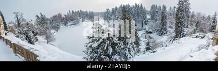 Die winterliche schneebedeckte Landschaft des Schlosses Pruhonice und des Teichs Podzamecky im Pruhonice Park am Stadtrand von Prag, Tschechische Republik, 3. Dezember 2023. (C Stockfoto