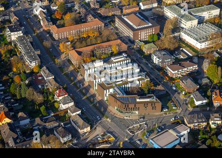Luftbild, HRW Hochschule Ruhr West - Campus Bottrop, Berufskolleg und Hans-Sachs-Platz, umgeben von herbstlichen Laubbäumen, Nord-Ost, Bottrop, Ruhrgebiet, Nordrhein-Westfalen, Deutschland ACHTUNGxMINDESTHONORARx60xEURO *** Luftaufnahme HRW Hochschule Ruhr West Campus Bottrop, Berufskolleg und Hans Sachs Platz, umgeben von herbstlichen Laubbäumen, Nordost, Bottrop, Ruhrgebiet, Nordrhein-Westfalen, Deutschland ACHTUNGxMINDESTHONORARx60xEURO Credit: Imago/Alamy Live News Stockfoto