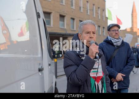 Florenz, Italien. Dezember 2023. Während des protestmarsches, der von Firenze Antifacista in Florenz organisiert wurde, spricht ein Palästinenser in das Mikrofon. Mehrere hundert Menschen nahmen an dem von der politischen Bewegung "Firenze Antifaschista" (Antifaschistisches Florenz) organisierten marsch Teil, um gegen das Treffen der souveränen Kräfte der Europarlamentarischen Fraktion "Identität und Demokratie" zu protestieren, das von Matteo Salvini, dem stellvertretenden Premierminister der Regierung Meloni, in Florenz einberufen wurde. Die florentinische palästinensische Gemeinde war ebenfalls an der Prozession beteiligt. Florenz ist ein g Stockfoto