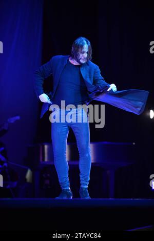 HALLANDALE, FLORIDA - 2. DEZEMBER: Der Flamenco-Tänzer Joaquin Cortes tritt live auf der Bühne während seiner Esencia-Tour im James L. Knight Center am 2. Dezember 2023 in Miami auf. Copyright: Xmpi10x Credit: Imago/Alamy Live News Stockfoto
