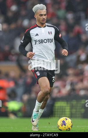 Liverpool, Großbritannien. Dezember 2023. Antonee Robinson #33 von Fulham mit dem Ball während des Premier League Spiels Liverpool gegen Fulham in Anfield, Liverpool, Vereinigtes Königreich, 3. Dezember 2023 (Foto: Mark Cosgrove/News Images) Credit: News Images LTD/Alamy Live News Stockfoto