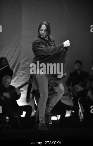 HALLANDALE, FLORIDA - 2. DEZEMBER: Der Flamenco-Tänzer Joaquin Cortes tritt live auf der Bühne während seiner Esencia-Tour im James L. Knight Center am 2. Dezember 2023 in Miami auf. Copyright: Xmpi10x Credit: Imago/Alamy Live News Stockfoto