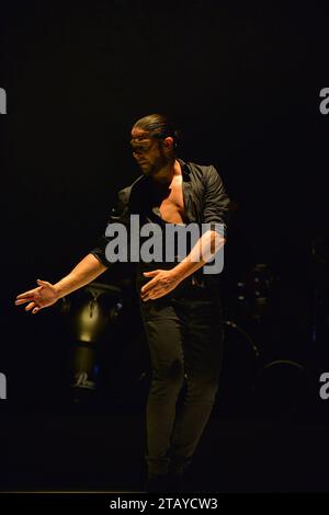 HALLANDALE, FLORIDA - 2. DEZEMBER: Der Flamenco-Tänzer Joaquin Cortes tritt live auf der Bühne während seiner Esencia-Tour im James L. Knight Center am 2. Dezember 2023 in Miami auf. Copyright: Xmpi10x Credit: Imago/Alamy Live News Stockfoto