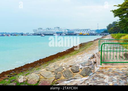 Das Marina Bay Cruise Centre an der Straße von Singapur aus gesehen von der Marina South Promenade in Singapur. Stockfoto