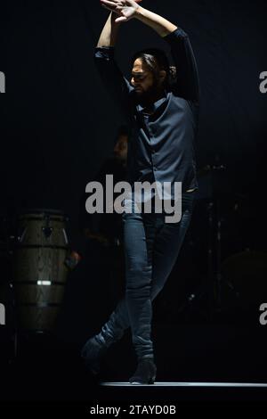 HALLANDALE, FLORIDA - 2. DEZEMBER: Der Flamenco-Tänzer Joaquin Cortes tritt live auf der Bühne während seiner Esencia-Tour im James L. Knight Center am 2. Dezember 2023 in Miami auf. Copyright: Xmpi10x Credit: Imago/Alamy Live News Stockfoto