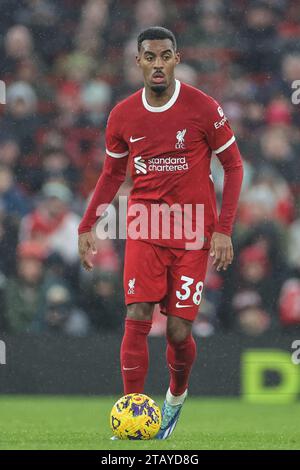 Liverpool, Großbritannien. Dezember 2023. Ryan Gravenberch #38 von Liverpool mit dem Ball während des Premier League Spiels Liverpool gegen Fulham in Anfield, Liverpool, Vereinigtes Königreich, 3. Dezember 2023 (Foto: Mark Cosgrove/News Images) Credit: News Images LTD/Alamy Live News Stockfoto